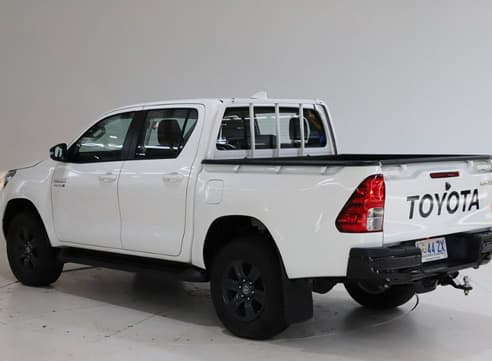 White Toyota Hilux gallery photo 2